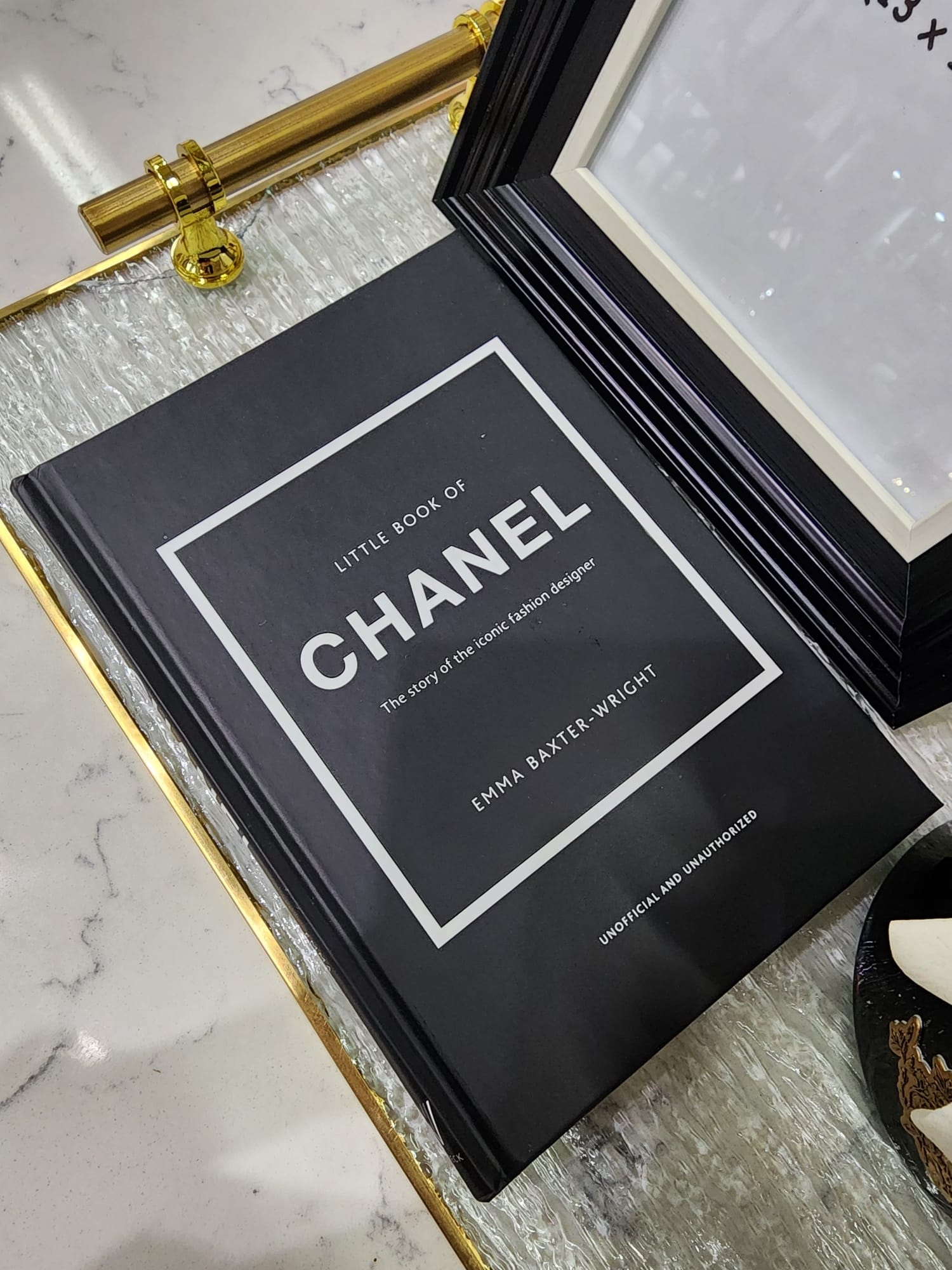 The Little Book of Chanel (Little Books of Fashion, 3): Baxter-Wright,  Emma: 9781780979021: : Books